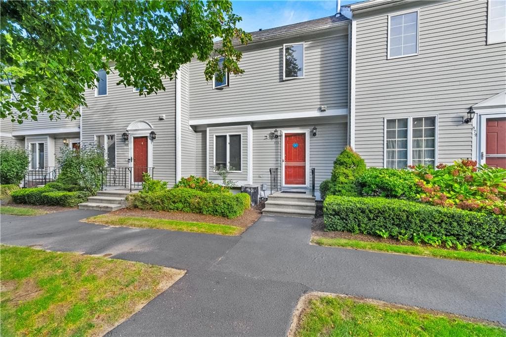 Condominium at 870 Bullocks Point Avenue, East Providence, photo 6 of 12