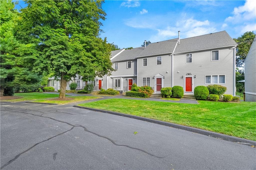 Condominium at 870 Bullocks Point Avenue, East Providence, photo 3 of 12
