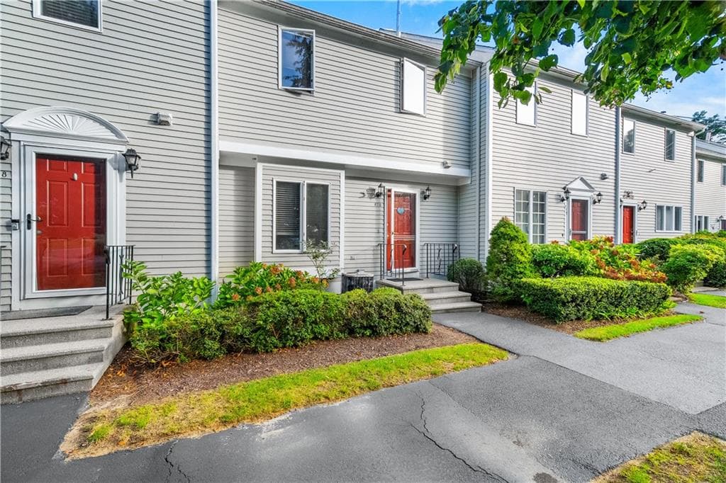 Condominium at 870 Bullocks Point Avenue, East Providence, photo 4 of 12