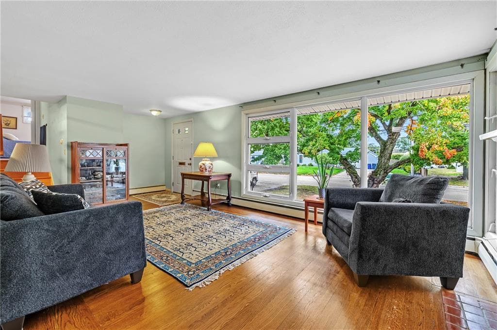 Single Family Residence at 50 Fairfax Drive, Warwick, photo 2 of 27