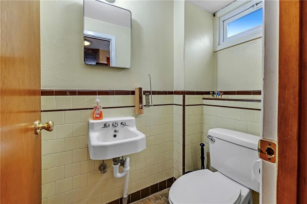 Single Family Residence at 50 Fairfax Drive, Warwick, photo 22 of 27