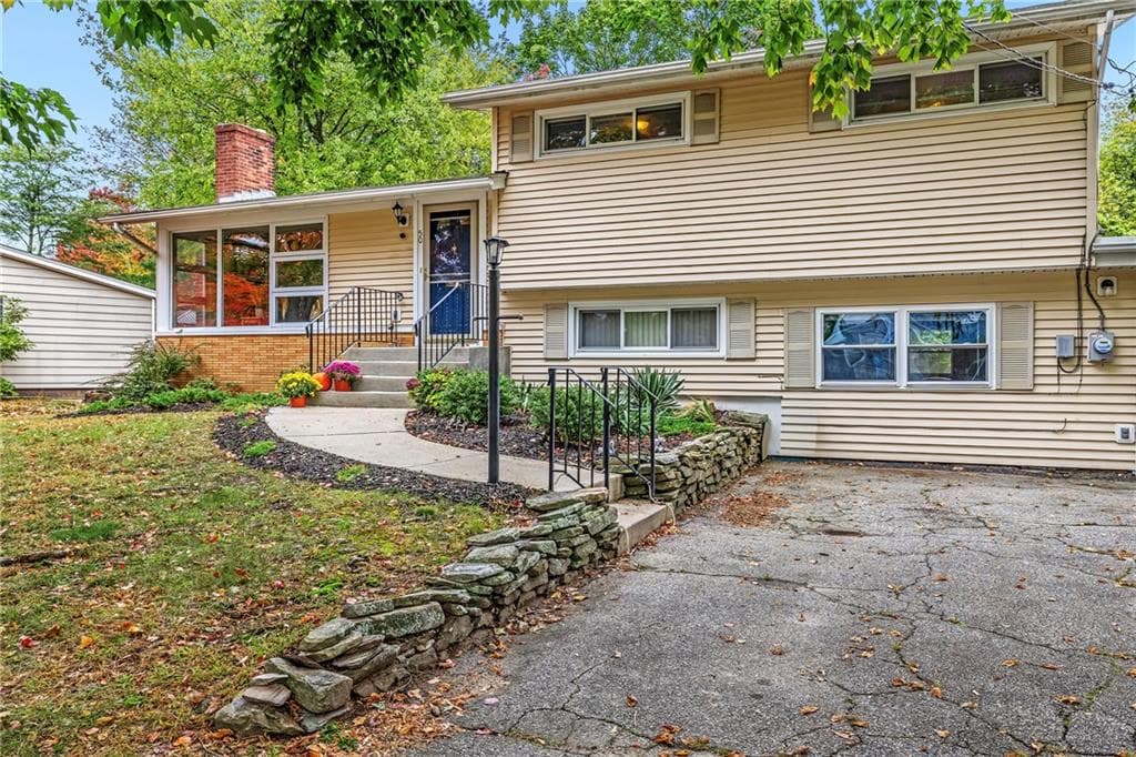 Single Family Residence at 50 Fairfax Drive, Warwick, photo 3 of 27
