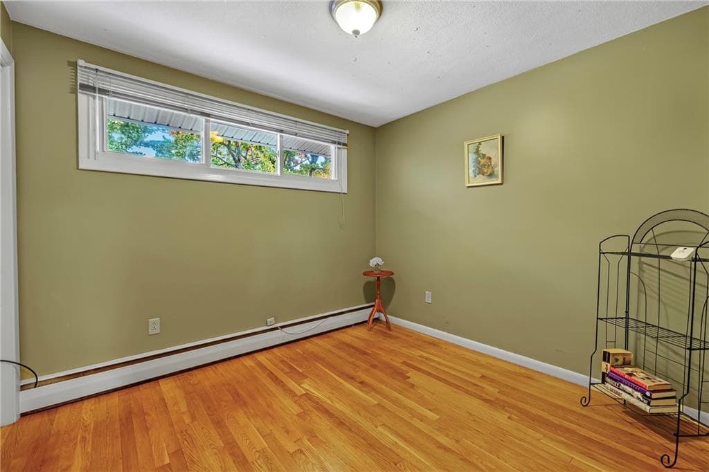 Single Family Residence at 50 Fairfax Drive, Warwick, photo 15 of 27
