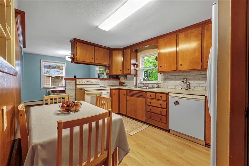 Single Family Residence at 50 Fairfax Drive, Warwick, photo 11 of 27