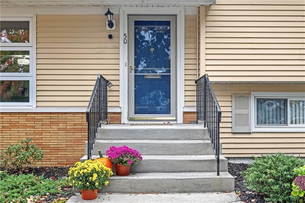 Single Family Residence at 50 Fairfax Drive, Warwick, photo 4 of 27