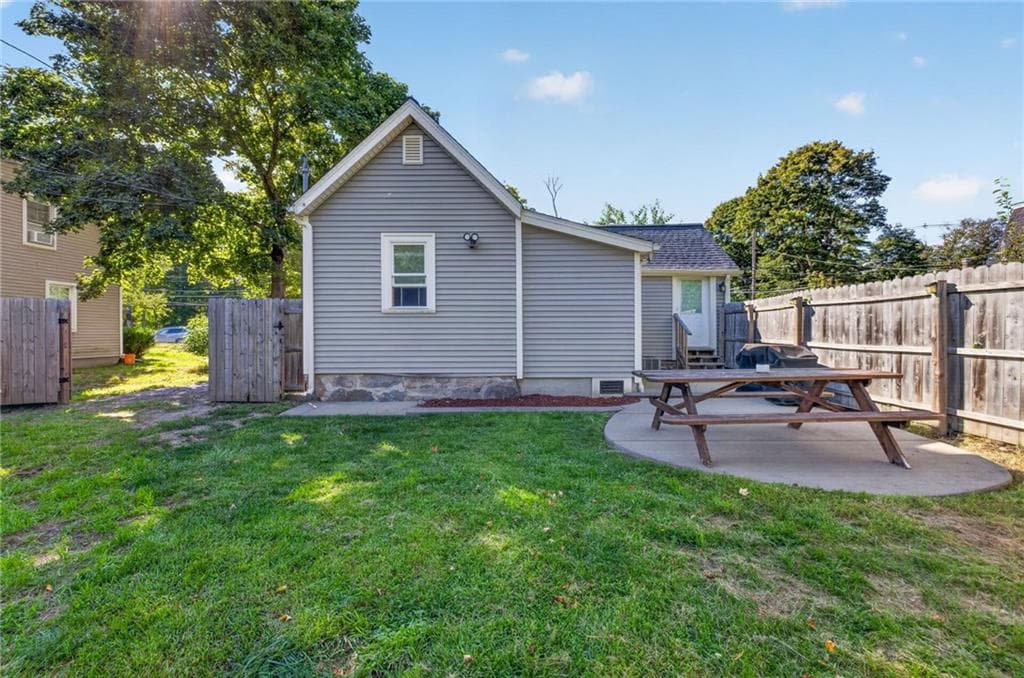 Single Family Residence at 660 Tower Hill Road, North Kingstown, photo 7 of 33