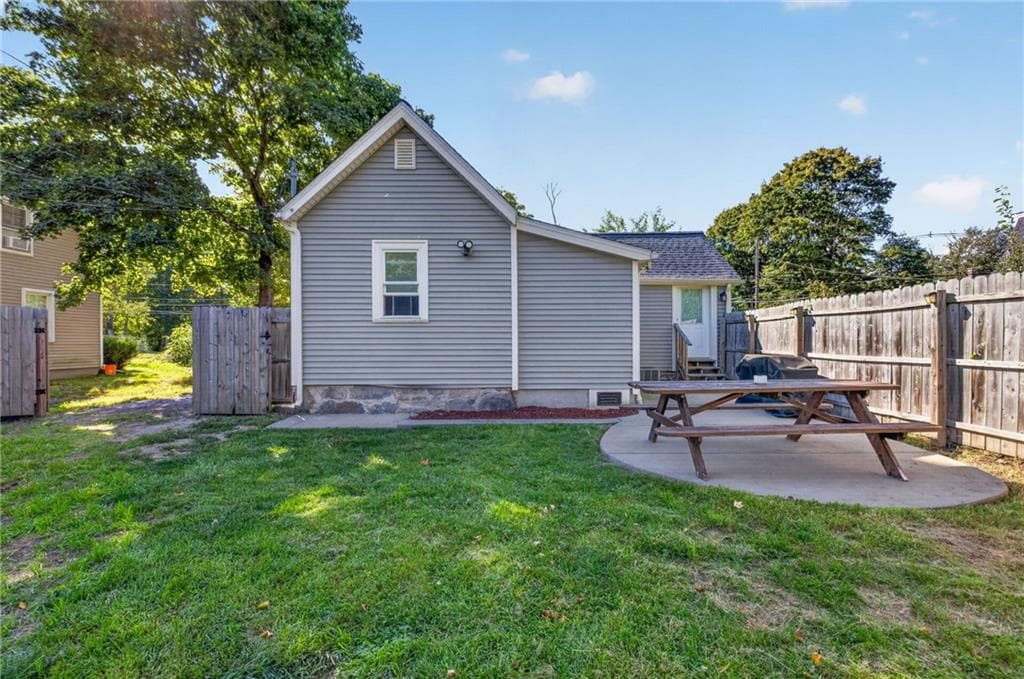 Single Family Residence at 660 Tower Hill Road, North Kingstown, photo 10 of 33