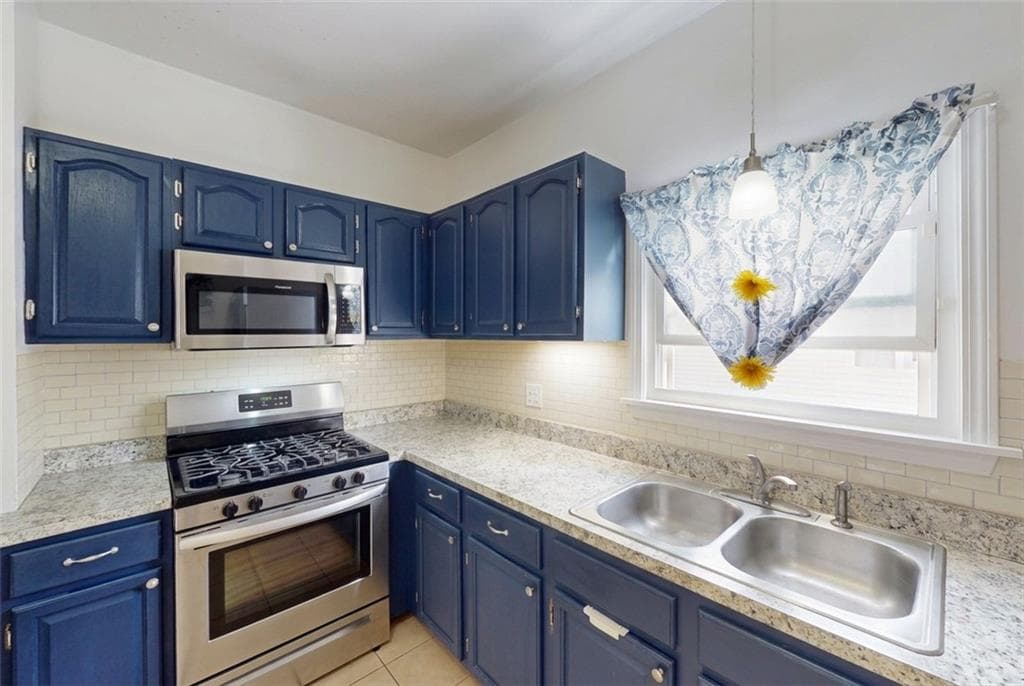 Single Family Residence at 51 Barrows Street, Providence, photo 10 of 30