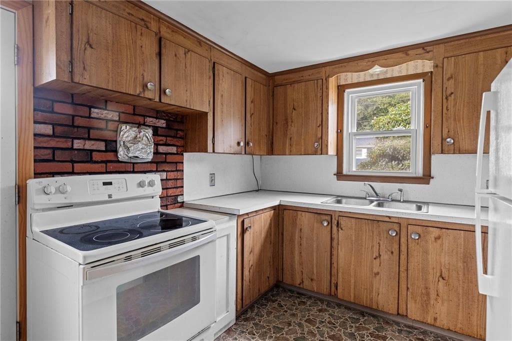 Single Family Residence at 53 Fairgreen Drive, West Warwick, photo 9 of 37