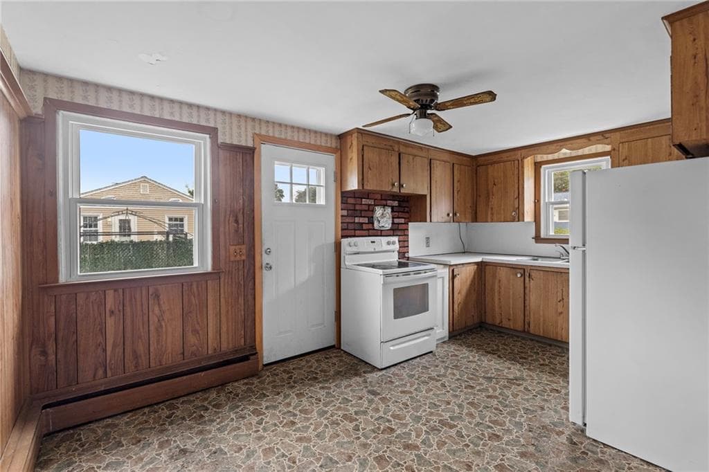 Single Family Residence at 53 Fairgreen Drive, West Warwick, photo 10 of 37