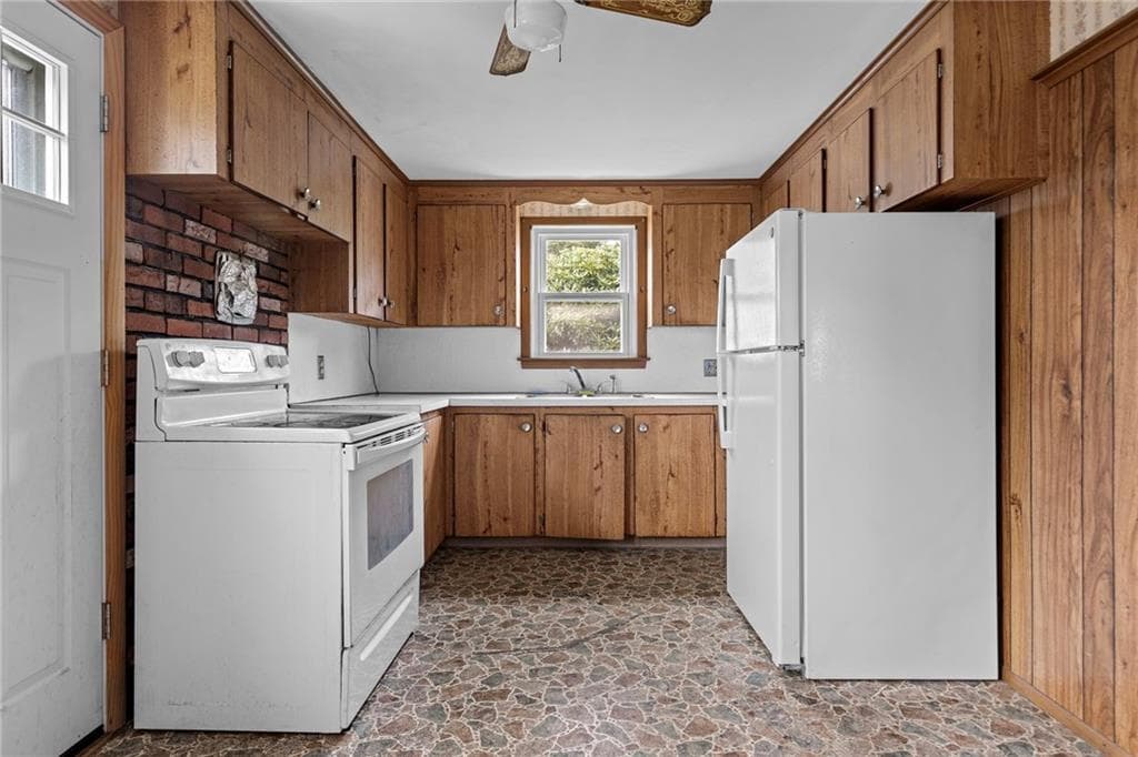 Single Family Residence at 53 Fairgreen Drive, West Warwick, photo 8 of 37