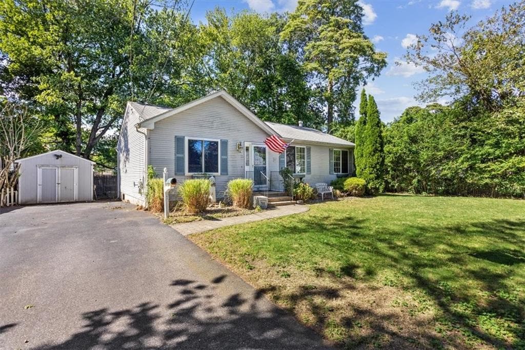 Single Family Residence at 35 Kenwood Street, Warwick, photo 2 of 39