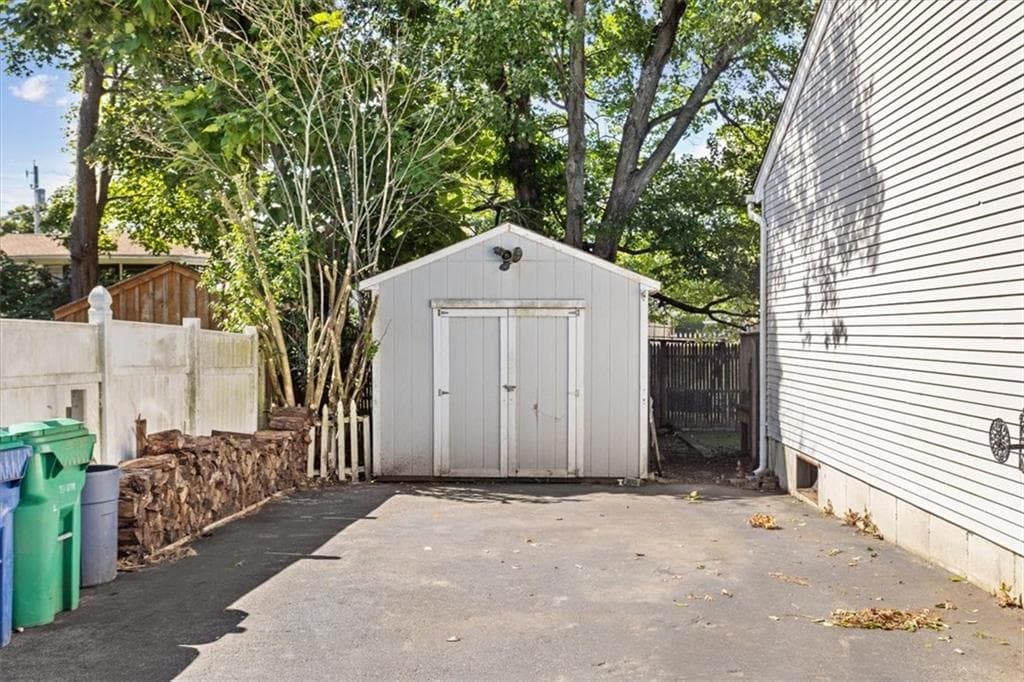 Single Family Residence at 35 Kenwood Street, Warwick, photo 5 of 39