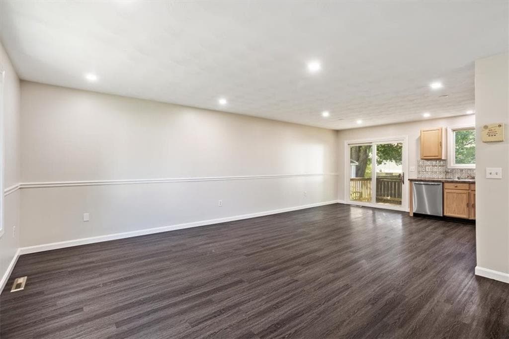 Single Family Residence at 35 Kenwood Street, Warwick, photo 11 of 39