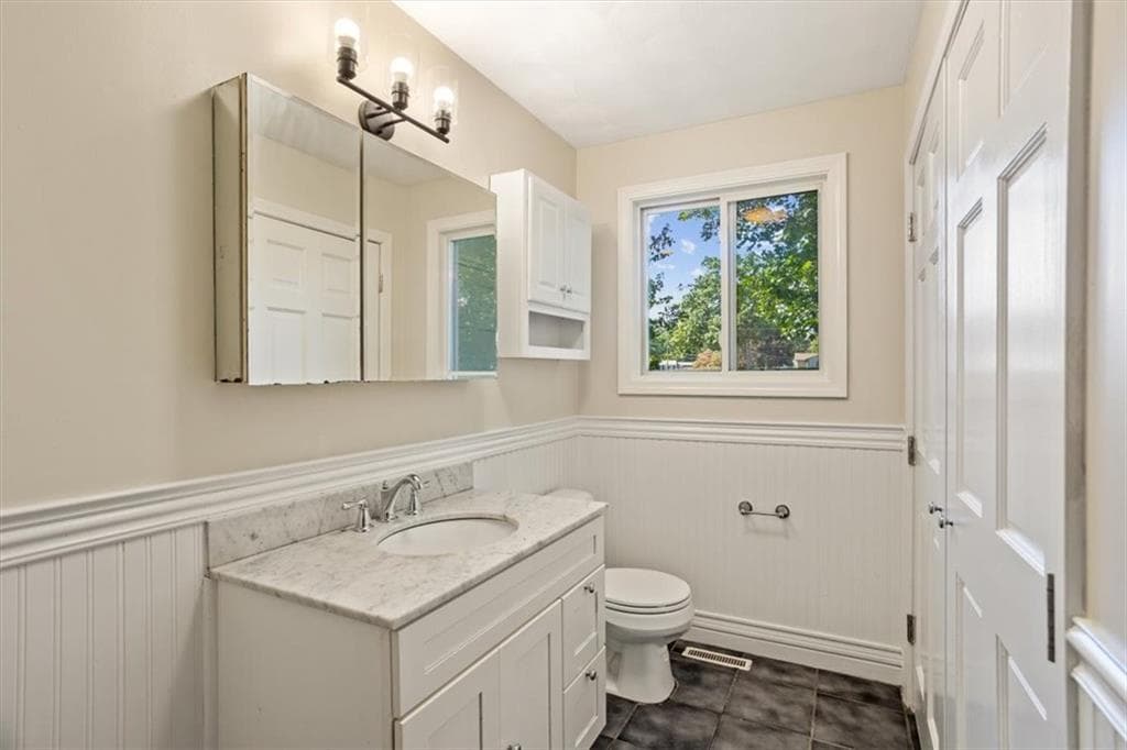 Single Family Residence at 35 Kenwood Street, Warwick, photo 21 of 39