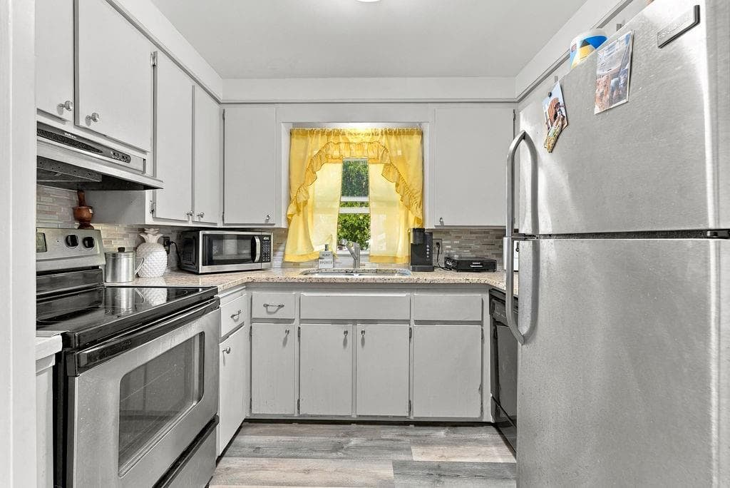 Single Family Residence at 24 Vincenzo Drive, West Warwick, photo 7 of 28
