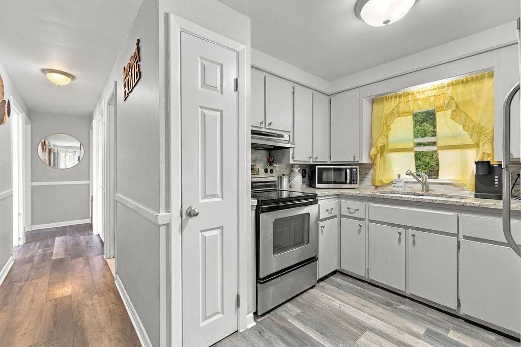 Single Family Residence at 24 Vincenzo Drive, West Warwick, photo 9 of 28