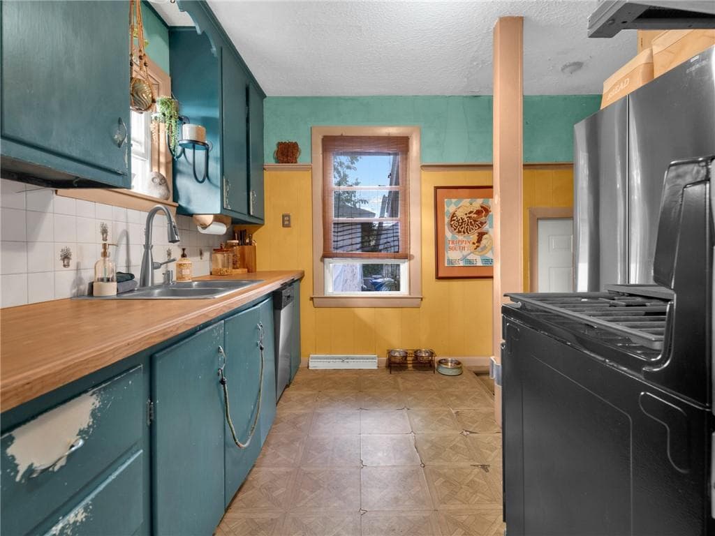 Single Family Residence at 203 Wendell Road, Warwick, photo 6 of 13