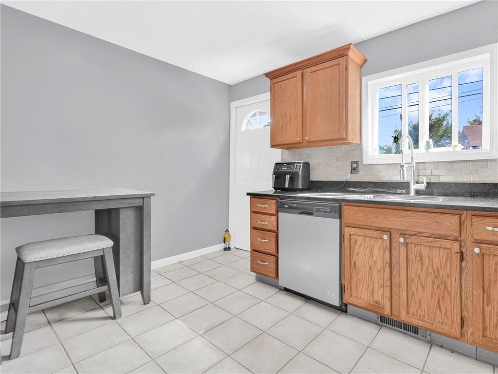Single Family Residence at 37 Oxford Avenue, Warwick, photo 6 of 27