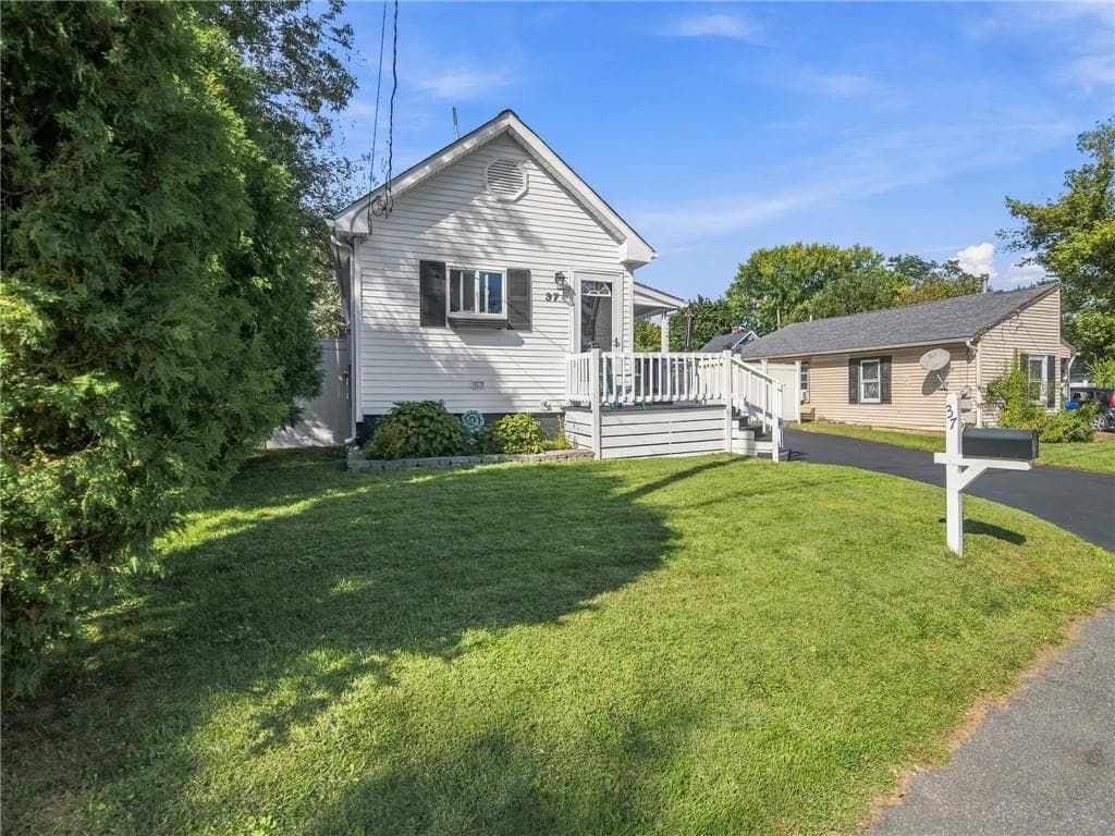 Single Family Residence at 37 Oxford Avenue, Warwick, photo 3 of 27