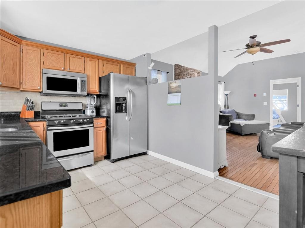 Single Family Residence at 37 Oxford Avenue, Warwick, photo 5 of 27