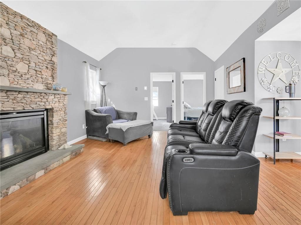 Single Family Residence at 37 Oxford Avenue, Warwick, photo 10 of 27