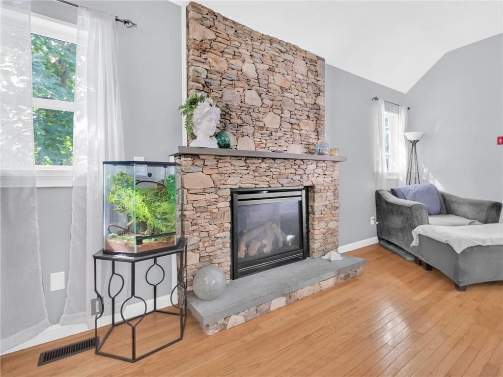 Single Family Residence at 37 Oxford Avenue, Warwick, photo 11 of 27