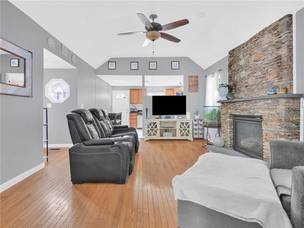 Single Family Residence at 37 Oxford Avenue, Warwick, photo 8 of 27