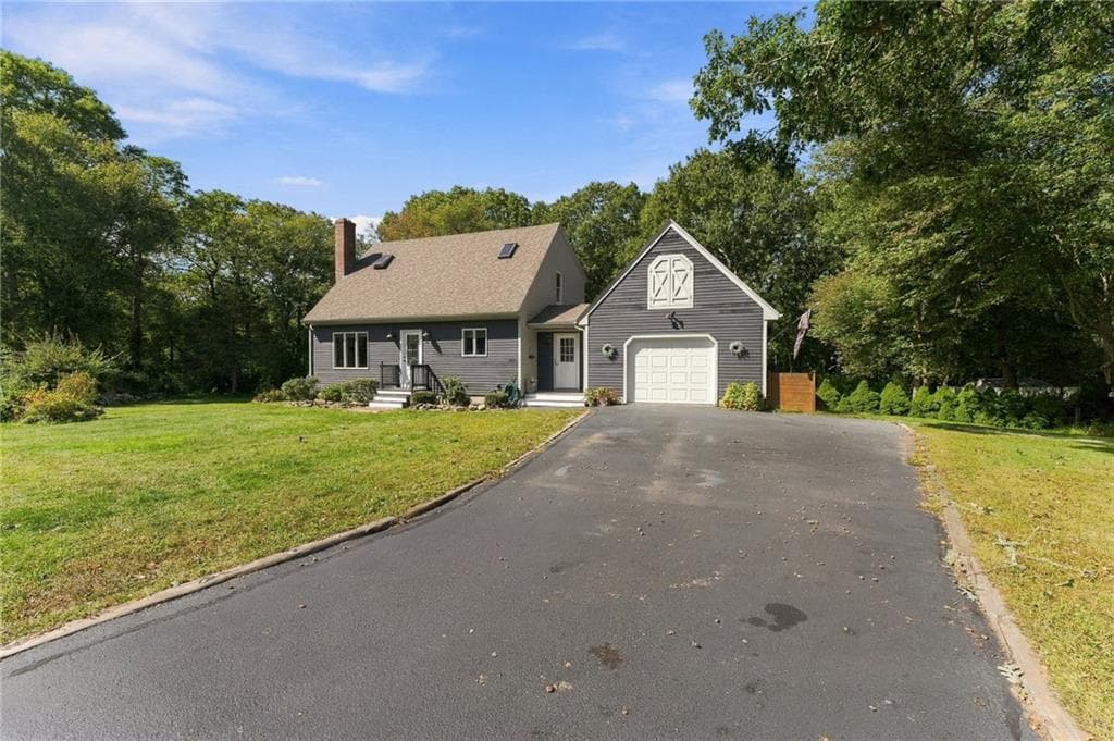 Single Family Residence at 10 Erin Drive, South Kingstown, photo 2 of 43
