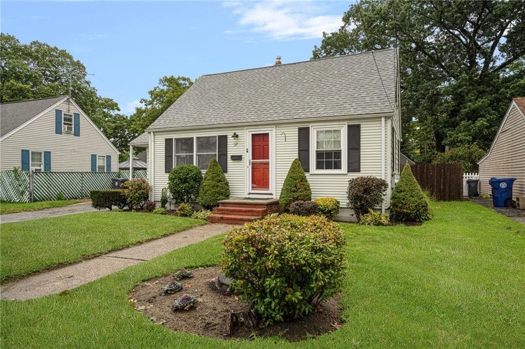 Single Family Residence at 37 Haverford Road, Warwick, photo 3 of 27