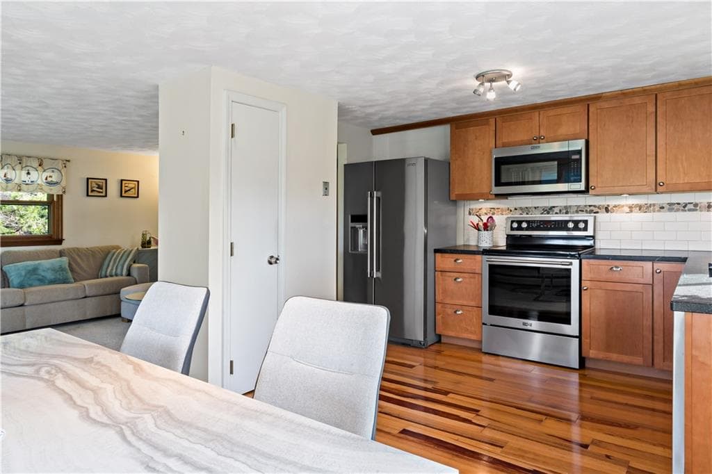 Single Family Residence at 975 Anthony Road, Portsmouth, photo 17 of 38