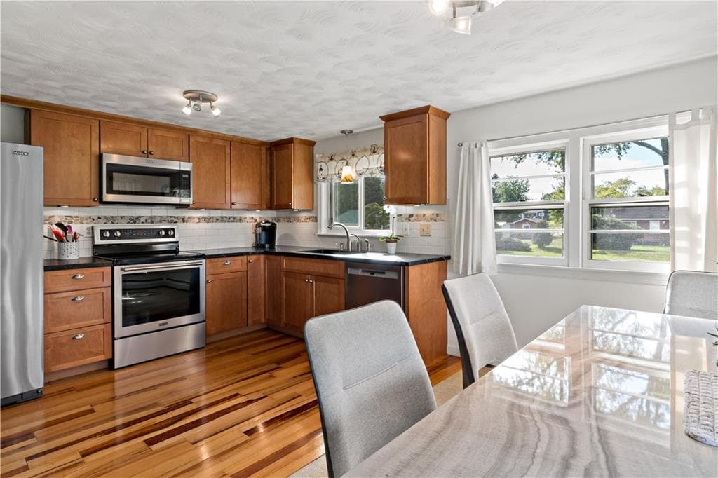 Single Family Residence at 975 Anthony Road, Portsmouth, photo 16 of 38