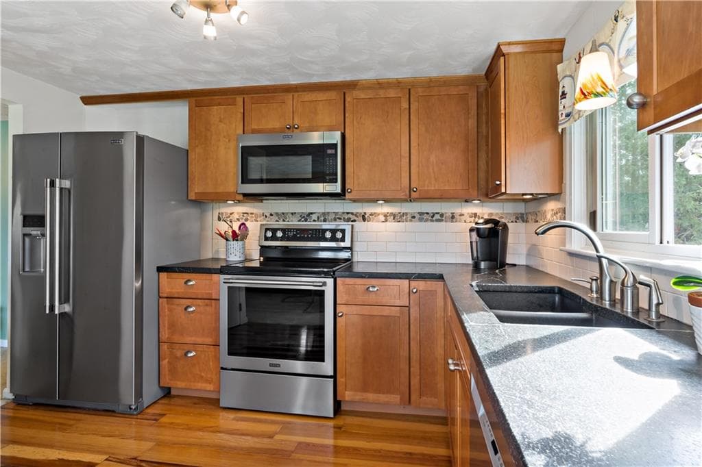 Single Family Residence at 975 Anthony Road, Portsmouth, photo 20 of 38
