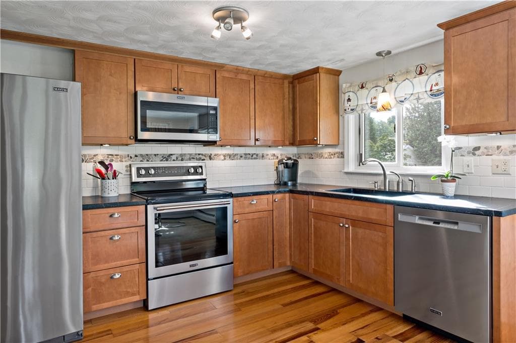 Single Family Residence at 975 Anthony Road, Portsmouth, photo 18 of 38