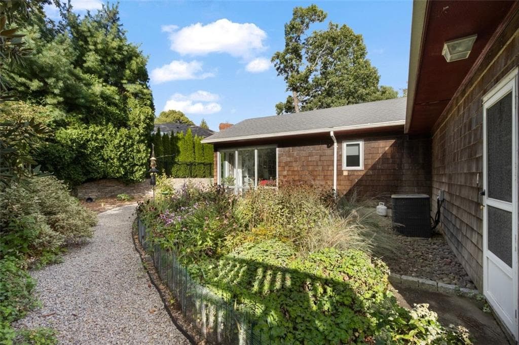 Single Family Residence at 6 Cold Brook Court, Cranston, photo 17 of 50