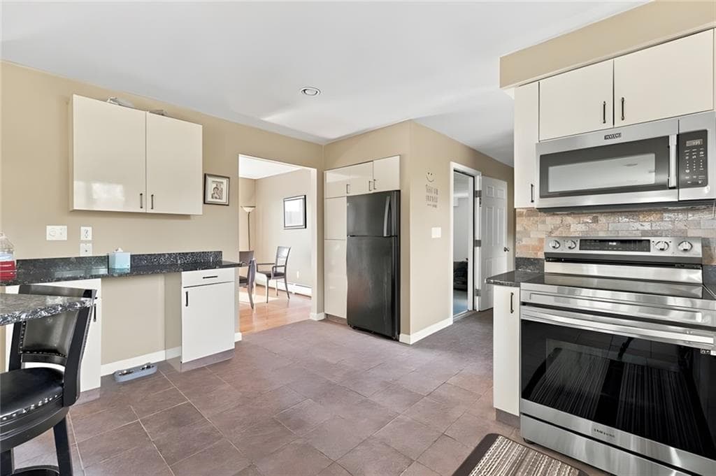 Single Family Residence at 8 Lake View Court, Johnston, photo 10 of 23