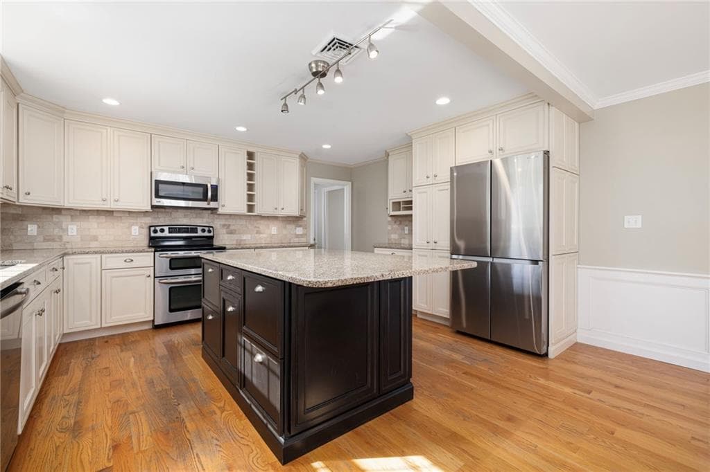 Single Family Residence at 65 Sunrise Drive, Portsmouth, photo 22 of 49