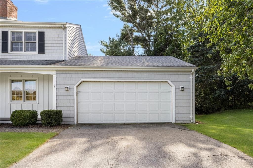 Single Family Residence at 65 Sunrise Drive, Portsmouth, photo 9 of 49