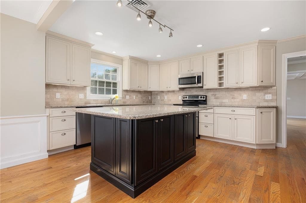 Single Family Residence at 65 Sunrise Drive, Portsmouth, photo 18 of 49