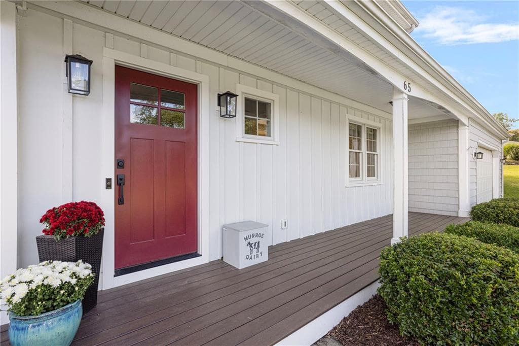 Single Family Residence at 65 Sunrise Drive, Portsmouth, photo 8 of 49