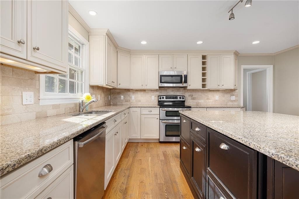 Single Family Residence at 65 Sunrise Drive, Portsmouth, photo 21 of 49