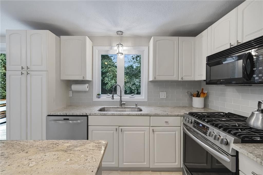 Single Family Residence at 27 Country View Drive, Johnston, photo 13 of 42
