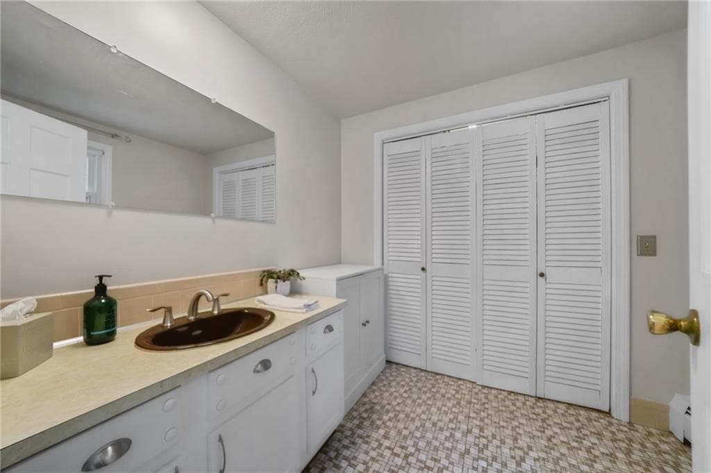 Single Family Residence at 27 Country View Drive, Johnston, photo 17 of 42