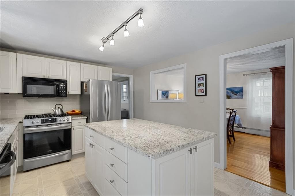 Single Family Residence at 27 Country View Drive, Johnston, photo 10 of 42