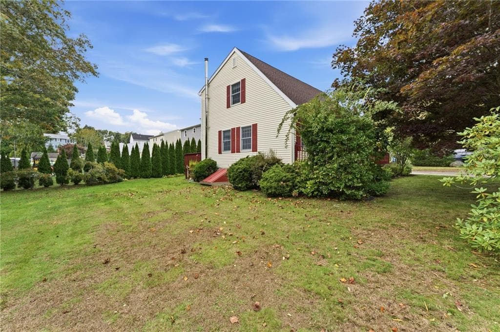 Single Family Residence at 11 Eddy Drive, Westerly, photo 5 of 47