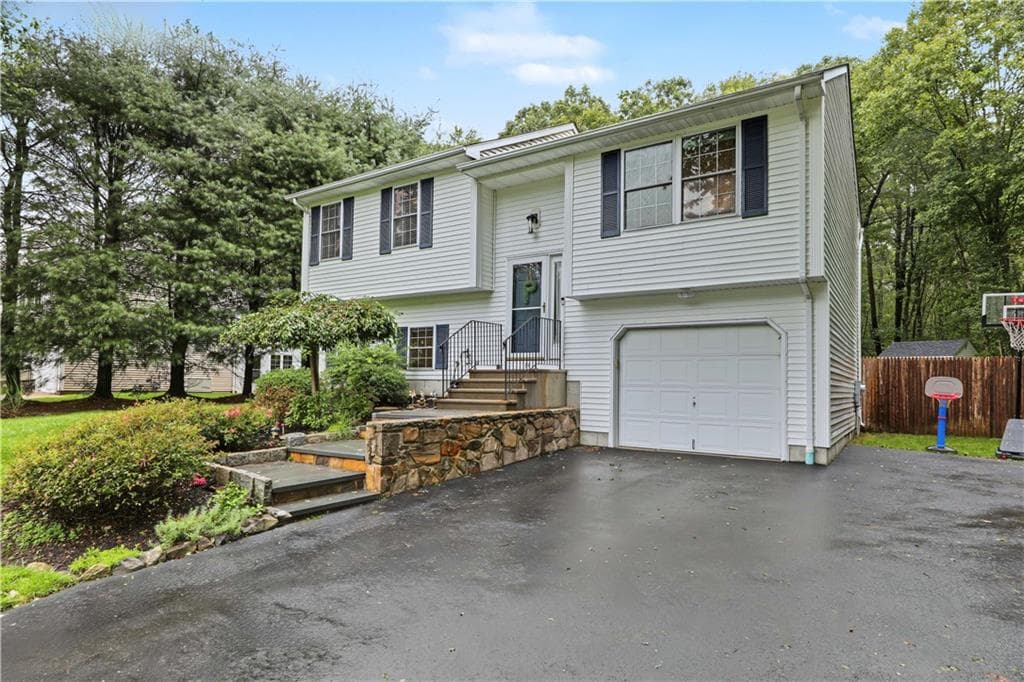Single Family Residence at 84 Red Maple Terrace, North Kingstown, photo 3 of 40