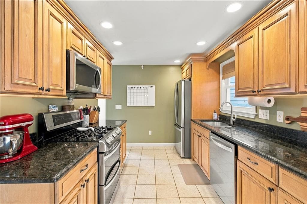 Single Family Residence at 248 Knollwood Drive, Woonsocket, photo 9 of 30