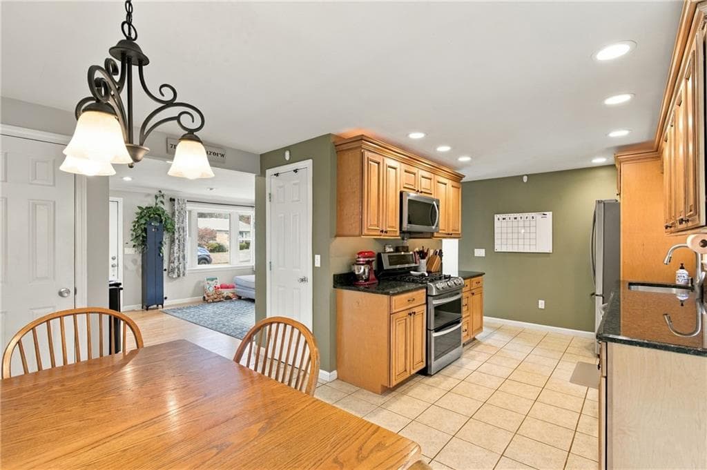 Single Family Residence at 248 Knollwood Drive, Woonsocket, photo 11 of 30