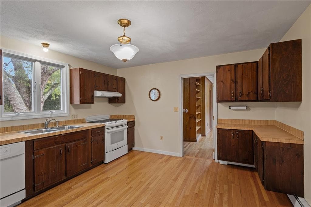 Single Family Residence at 5 Kimberly Ann Drive, Smithfield, photo 6 of 38