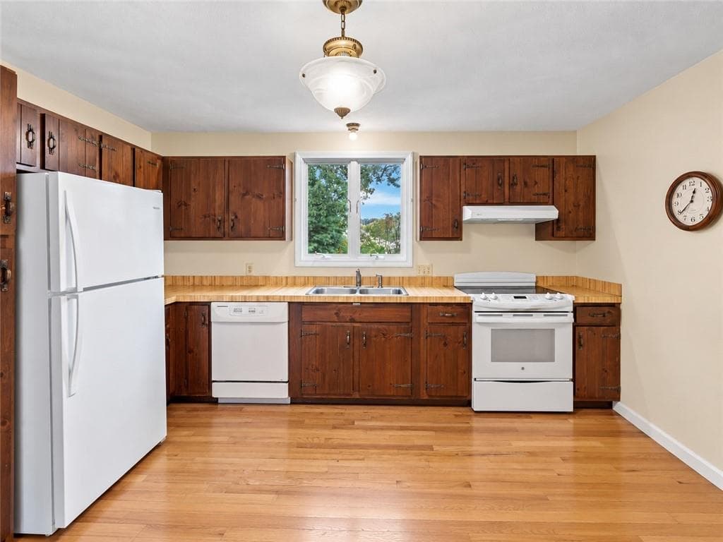 Single Family Residence at 5 Kimberly Ann Drive, Smithfield, photo 7 of 38